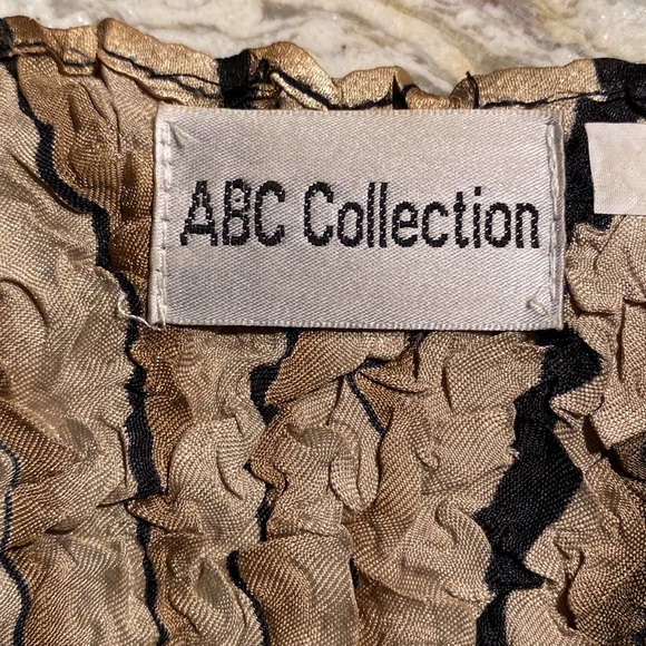 Fun Scrunchy Blouse by ABC Collection. OS Fits Most - Picture 5 of 6